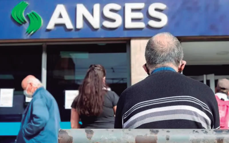 Aumento del 15,6% en todas las jubilaciones y pensiones y un bono de $10.000 para los haberes mínimos