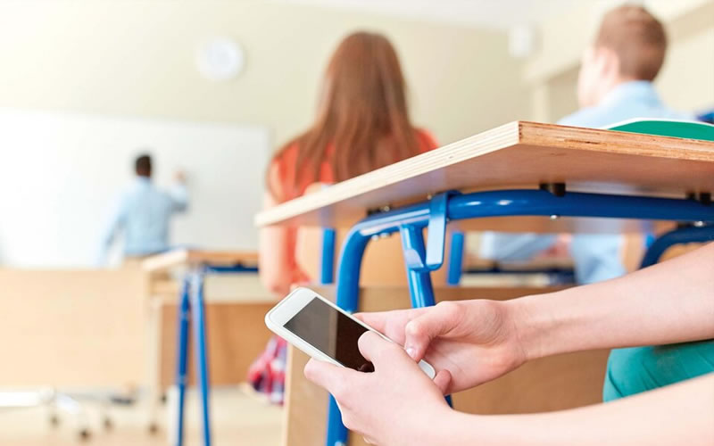 En Catamarca avanzan con el instructivo para prohibir el uso de celulares en las escuelas