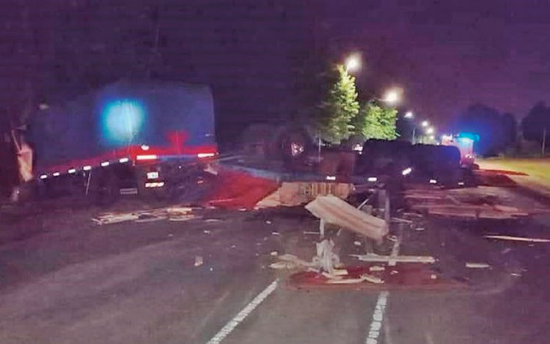 Un camión que transportaba muebles chocó contra un árbol en el acceso a Concordia