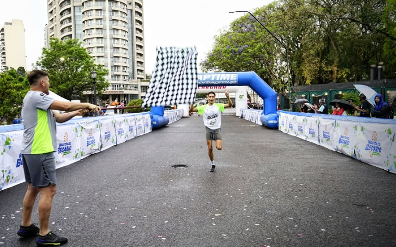Imanol Quiróz y Patricia Ponce ganaron los 10K de la maratón del Becario