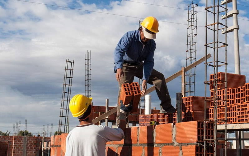 La construcción rechaza el decreto del gobierno que asigna 30% de la obra pública a movimientos sociales