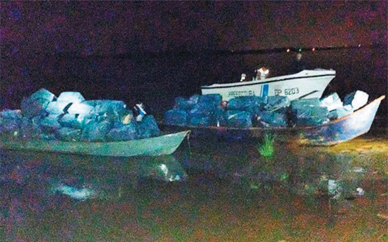 Intentaban cruzar el río Uruguay con un cargamento ilegal de cigarrillos valuado en  3 millones