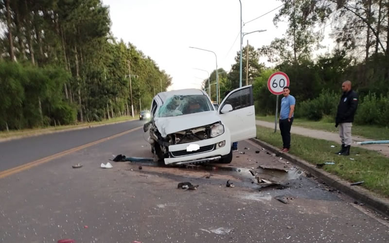 Camioneta impactó contra un poste de alumbrado público en Av. Monseñor Rösch
