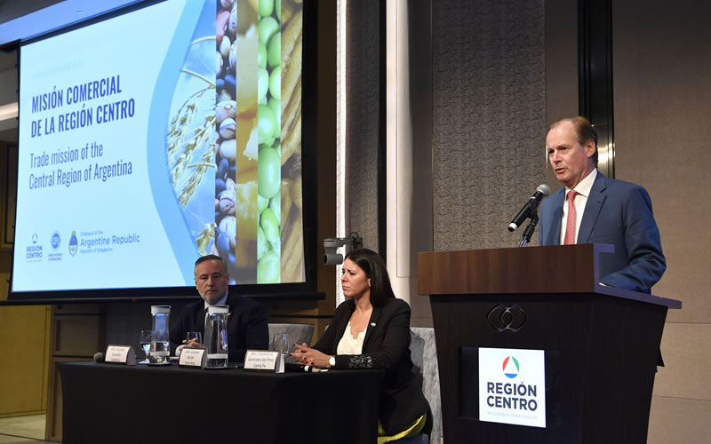 Bordet presentó a la Región Centro ante cámaras empresariales y se reunió con autoridades políticas de Singapur