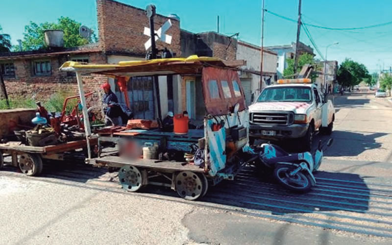 Una zorra que transportaba trabajadores ferroviarios chocó con una moto
