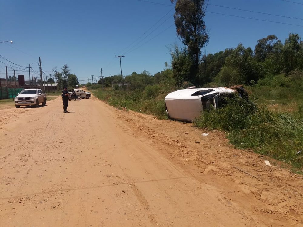 El joven conductor de un utilitario perdió el control y volcó