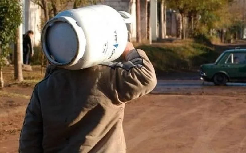 Luego de intentar robar una garrafa y exhibir un cuchillo lo golpearon fuertemente