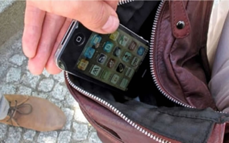 Dos adolescentes intentaron robarle el celular a una joven