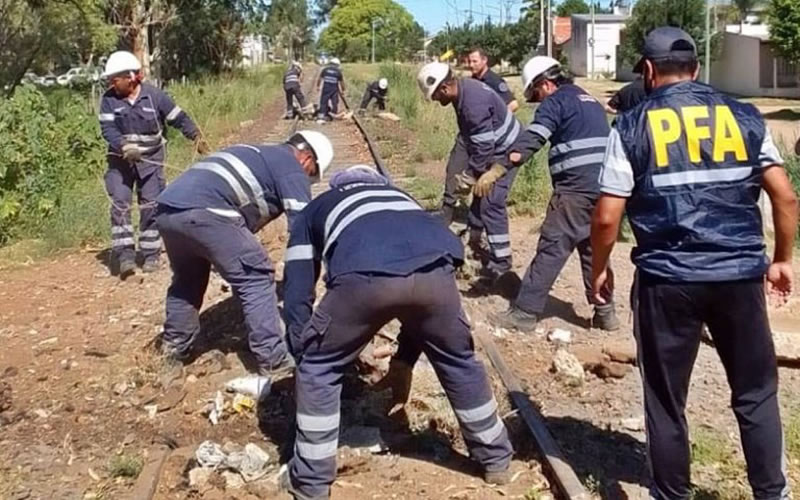 Una unidad ferroviaria debió frenar su trayecto luego de que vecinos obstaculizaran la vía
