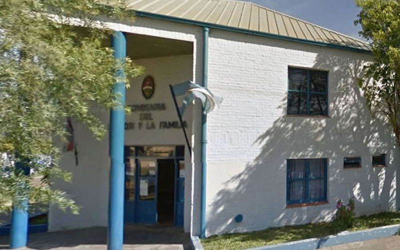 Una joven agredió a una mujer y luego a la policía
