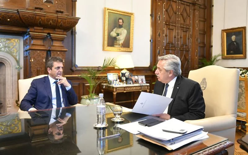 El gobierno anunció dos bonos: $20.000 para trabajadores registrados y $13.500 para beneficiarios del plan potenciar