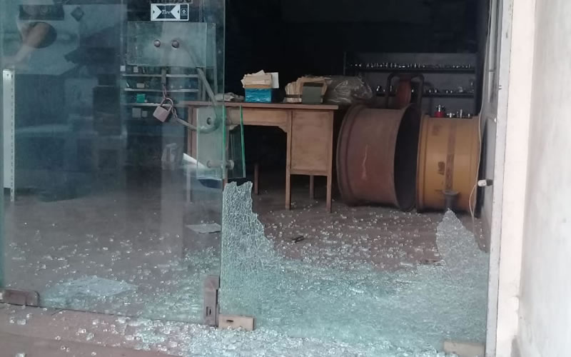 Lo atraparon in fraganti robando dentro de un local