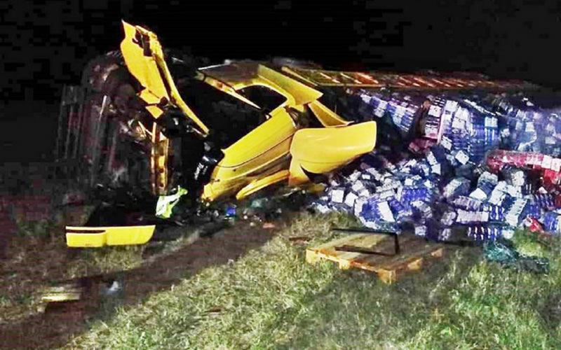 Camión volcó en la Autovía Artigas y su conductor quedó atrapado