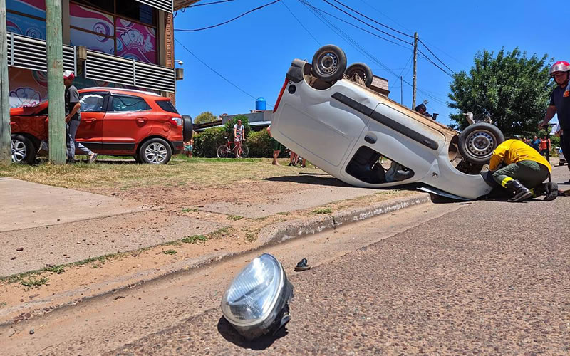 Persecución policial termina en accidente: Camioneta utilitaria impactó a otra y volcó