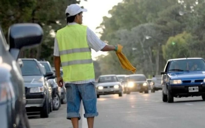 En Concordia prohibieron la actividad de “trapitos”, cuidacoches y malabaristas