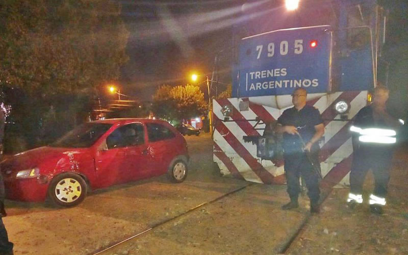 Fuerte impacto entre una formación ferroviaria y un auto