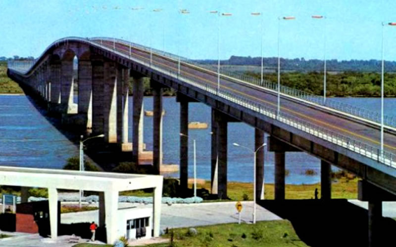 Argentino con prohibición de salida se arrojó del puente Artigas