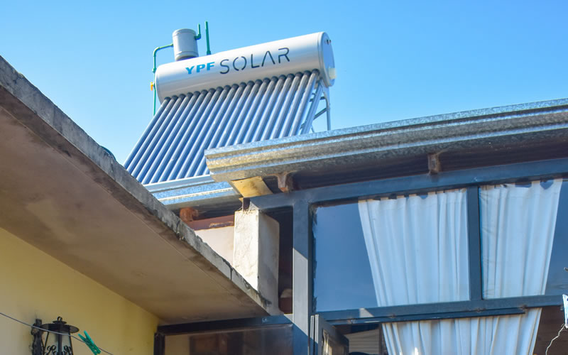 CAFESG facilitó la compra e instalación de más de 70 termotanques solares para Concordia y Federación