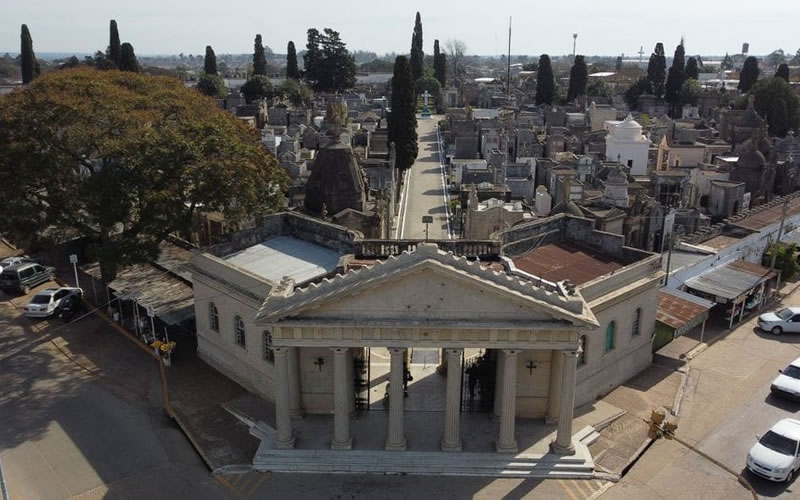Estaba robando en el cementerio y la policía lo descubrió