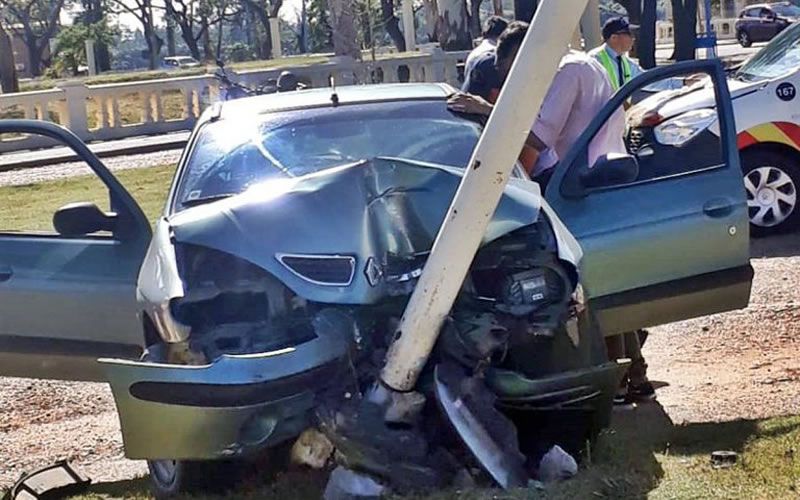 Un automóvil impactó contra una columna tras perder el control en la zona de la costanera