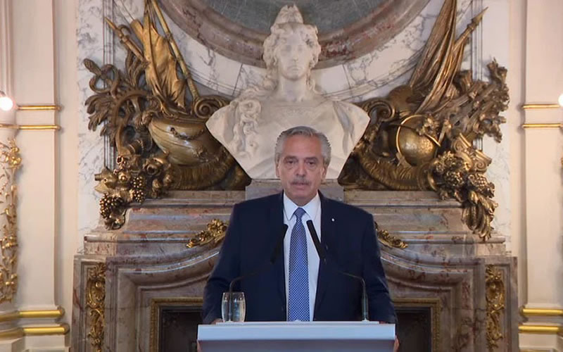 El Presidente pidió que la Justicia investigue un viaje de jueces, fiscales, funcionarios y empresarios de medios a Lago Escondido