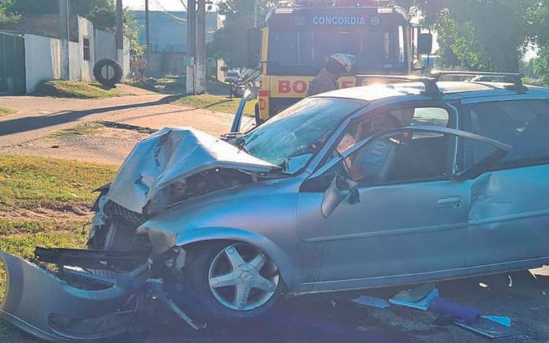 Perdió el control de su auto y terminó impactando contra una columna