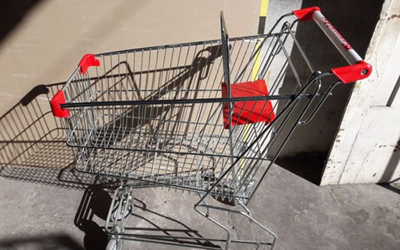 Dos menores robaron un carrito de compras de un supermercado
