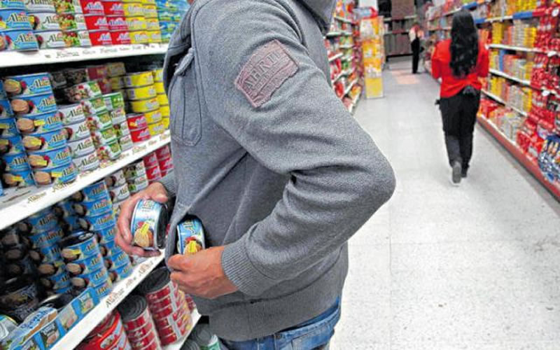 Intentó robar en un supermercado pero los empleados lo descubrieron