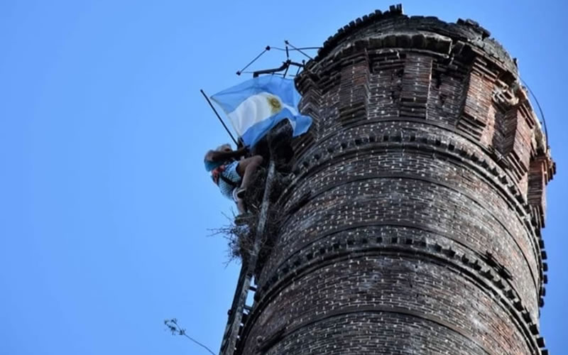 Plantó una bandera en el ex Frigorífico Yuquerí como promesa cumplida por haber ganado el Mundial