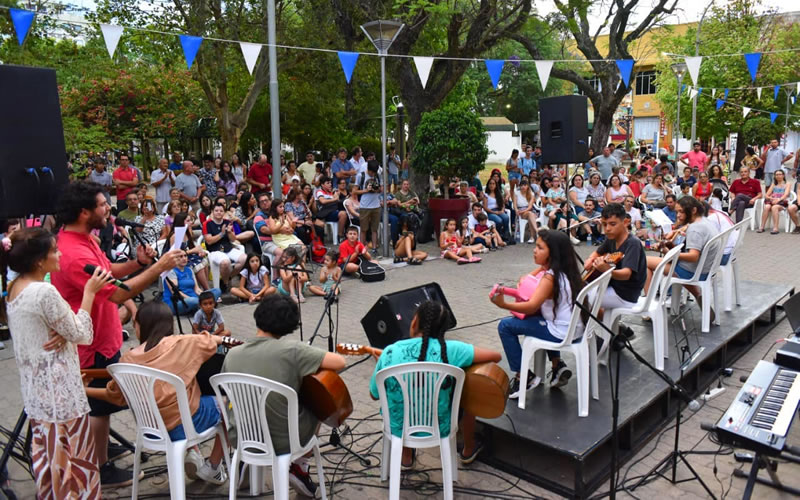 La Escuela Municipal de Música presentó su Muestra Anual en la Peatonal del Bicentenario