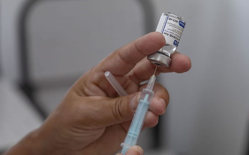 Los mayores de 18 años ya podrán aplicarse un tercer refuerzo