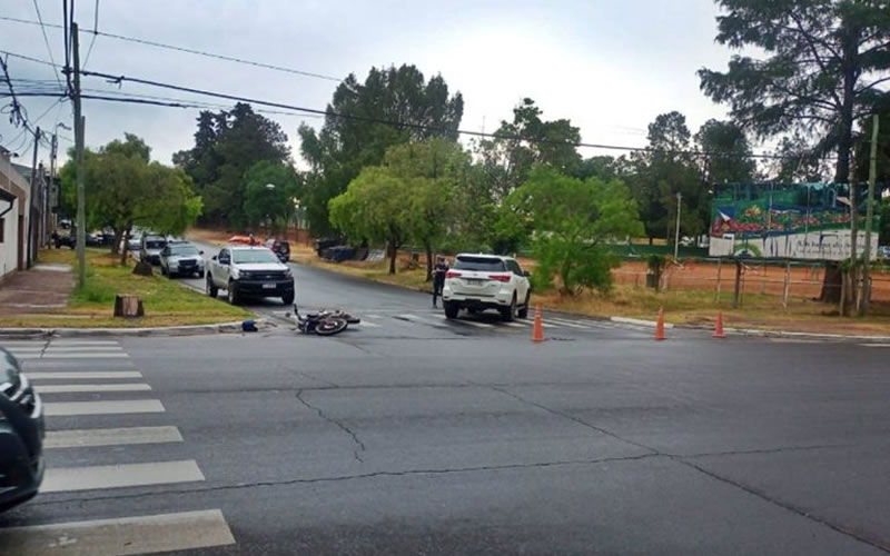 Motociclista herido tras chocar con una camioneta en Avenida Eva Perón