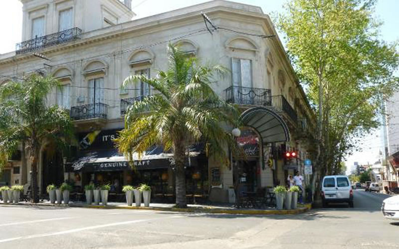Exigía comida en un local comercial amenazando a los empleados