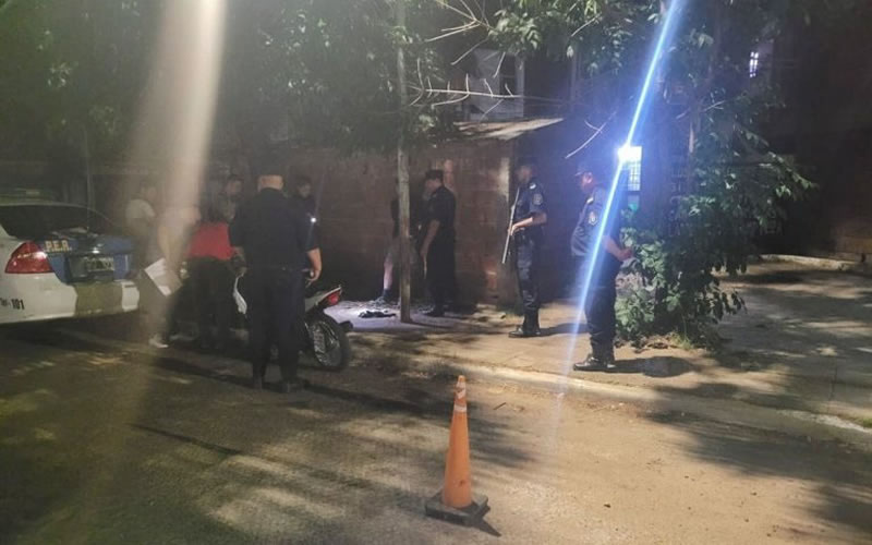 Lo paró la policía y se puso nervioso: Tenía un arma de fuego y cocaína