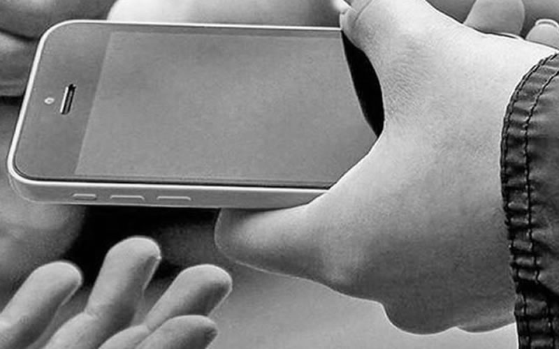 Intentó robar un celular de un puesto de venta en el Centro de Convenciones