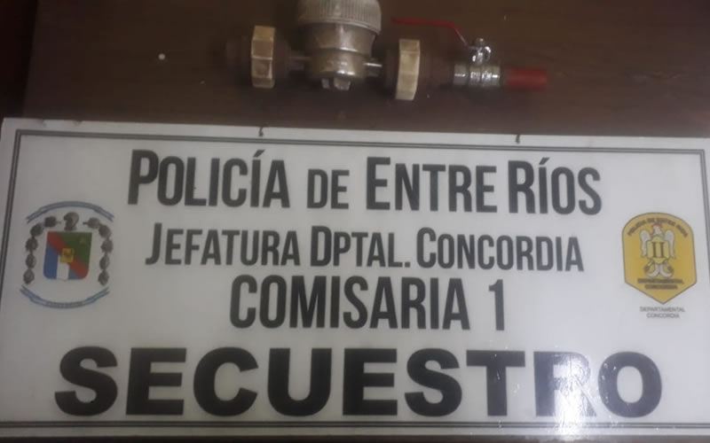 Detienen a dos personas con un medidor de agua robado