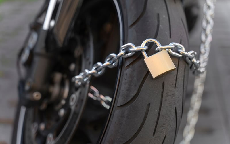 Intentó robar una moto cortando la cadena de seguridad