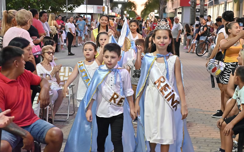 En la presentación oficial “Los Pequeños Duendes” colmaron de brillo y alegría la Peatonal del Bicentenario