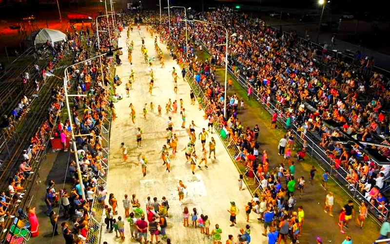 Las comparsas llegan al corsódromo para sus ensayos técnicos en la antesala del Carnaval