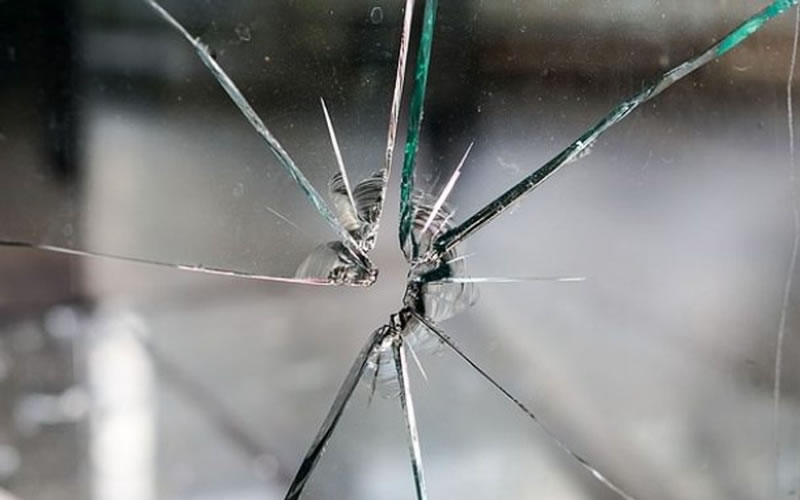 Rompió la vidriera de un drugstore para robar pero fue detenido