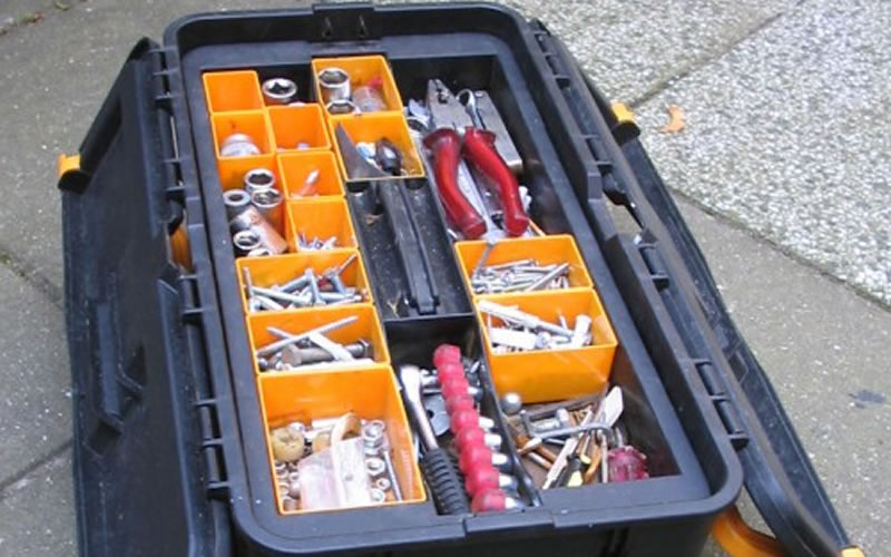 Robó una caja de herramientas de una casa pero fue detenido en el acto
