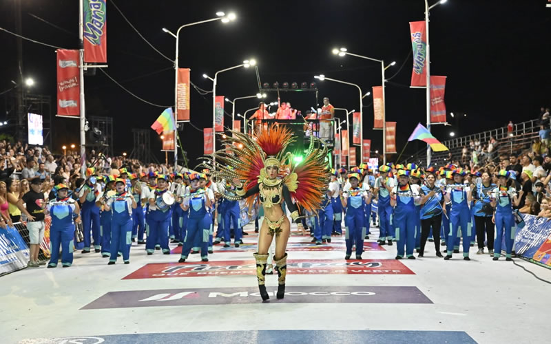 El Carnaval está en marcha y la segunda noche convocó a miles de espectadores en el corsódromo municipal