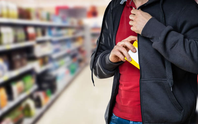 Intentaron retirarse sin pagar en un supermercado