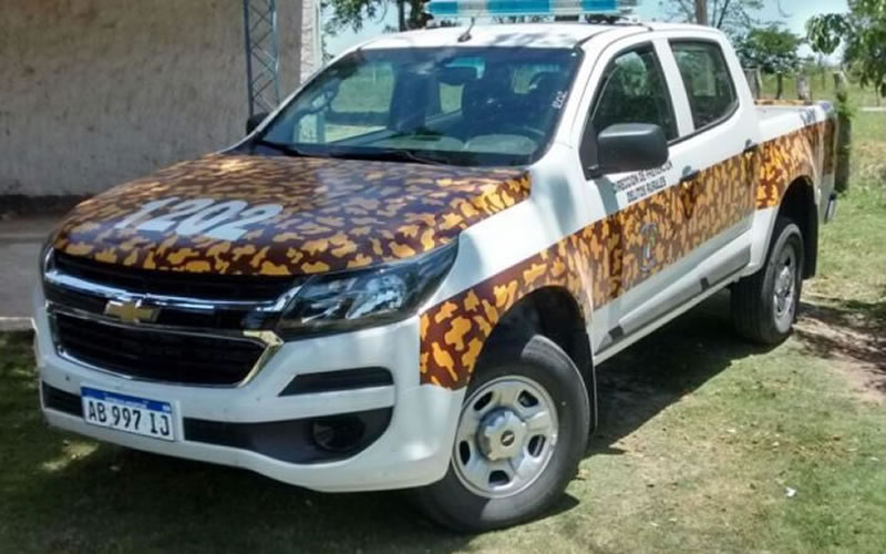 Estaban cazando y cuando la policía los vio apagaron las luces de la camioneta