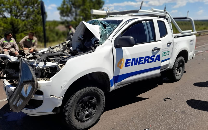 Camioneta embistió fuerte por detrás a un semirremolque en la Autovía Artigas