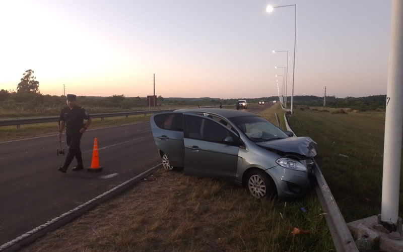 Perdió el control del vehículo y terminó incrustado en el guardarraíl
