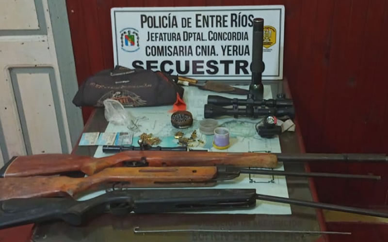Iban en auto portando armas de fuego con miras telescópicas