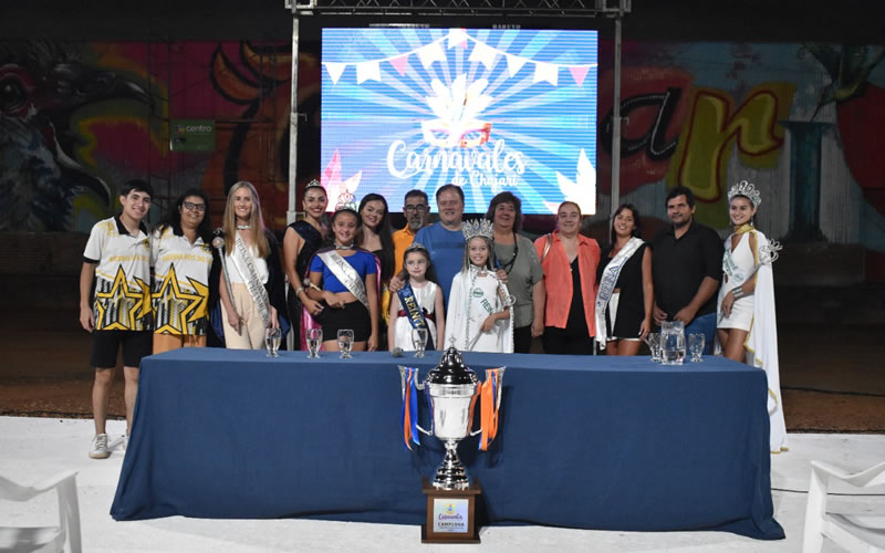 Las comparsas se preparan para la primera noche de los carnavales de Chajarí