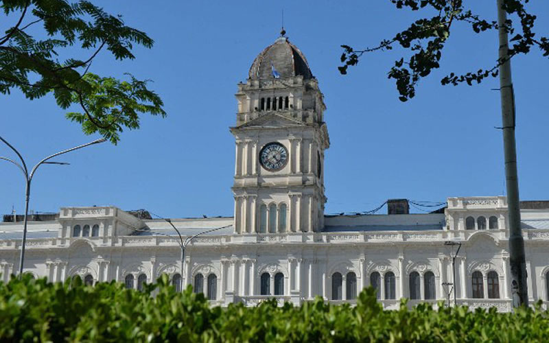 Docentes y estatales recibirán un aumento superior al 5 por ciento con los haberes de enero