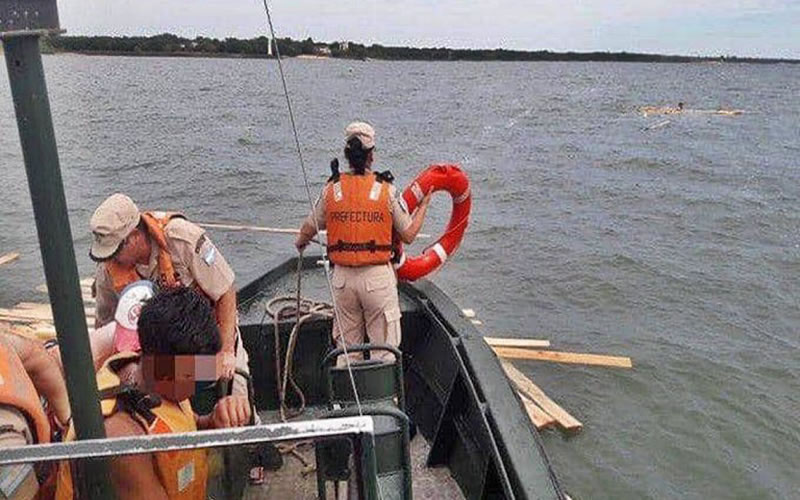 Prefectura debió rescatar a los tripulantes de una embarcación que se había dado vuelta en el río Uruguay
